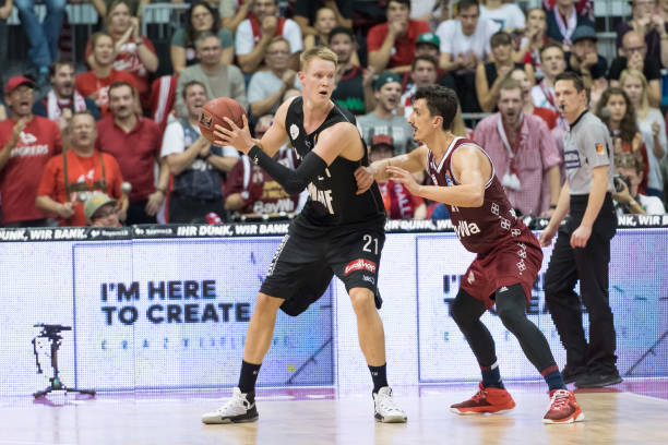 现出积极的 现出积极的